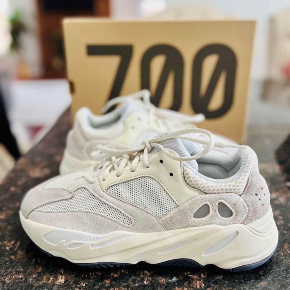 Addidas Yeezy - Picture 2 of 3